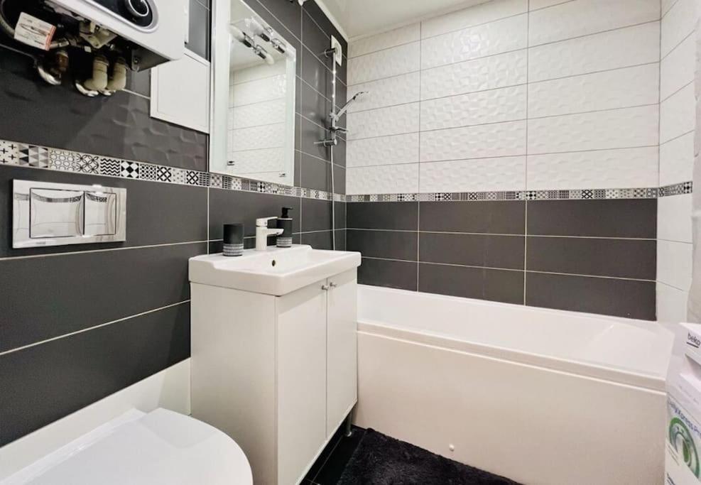 Comfort In Center Apartment